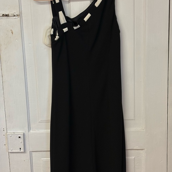 Vintage Evan Picone black dress/full lining/asymmetrical neckline/Ribbon accent - Picture 6 of 9